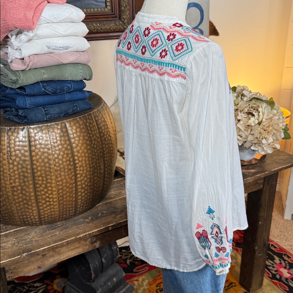 Johnny Was White Blouse with Red and Blue Embroidery - Picture 5 of 7
